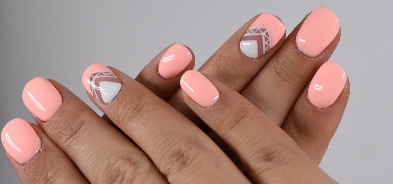 Manicure hybrydowy czy żelowy? Jaki wybrać dla siebie?