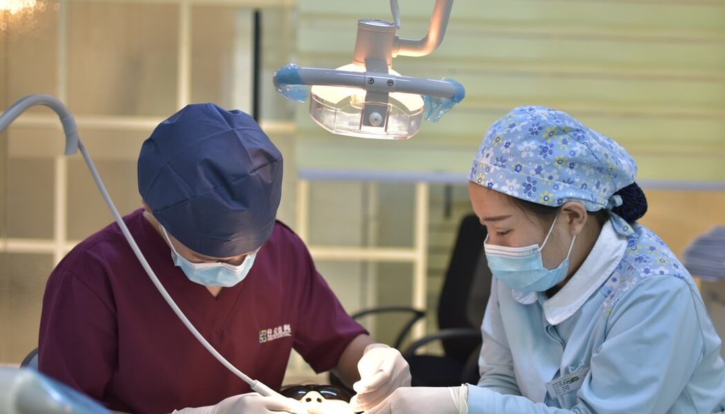 Chirurgiczne usunięcie zęba – co czeka nas w trakcie i po zabiegu?