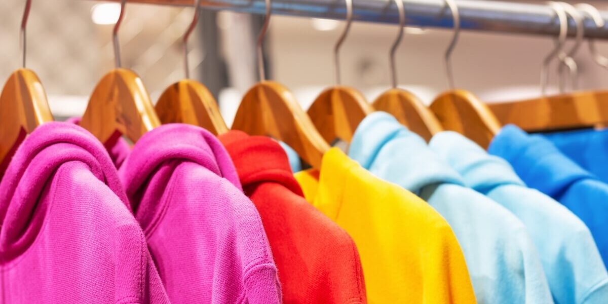 Jak wybrać bluzy reklamowe, które będą skutecznie promować firmę?