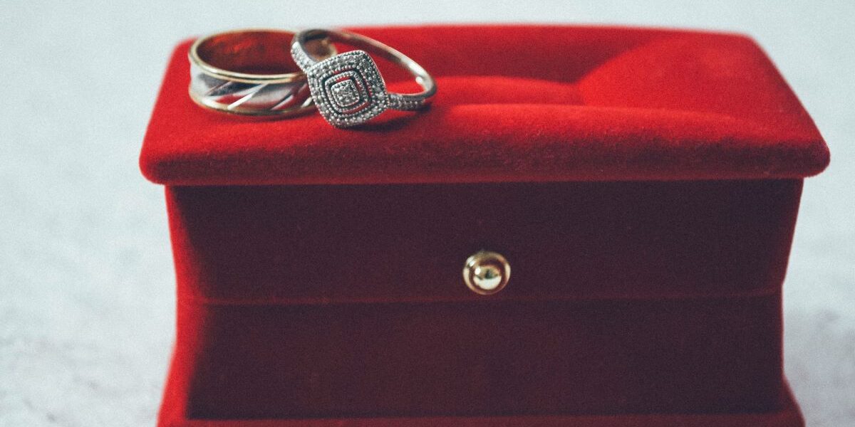 Szkatułki do biżuterii – na co zwrócić uwagę przy wyborze kuferka?