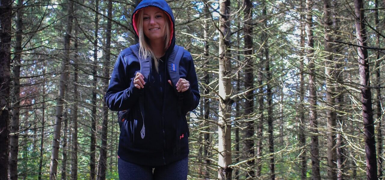 Kurtki softshell z nadrukiem. Jak wybrać odpowiedni model?