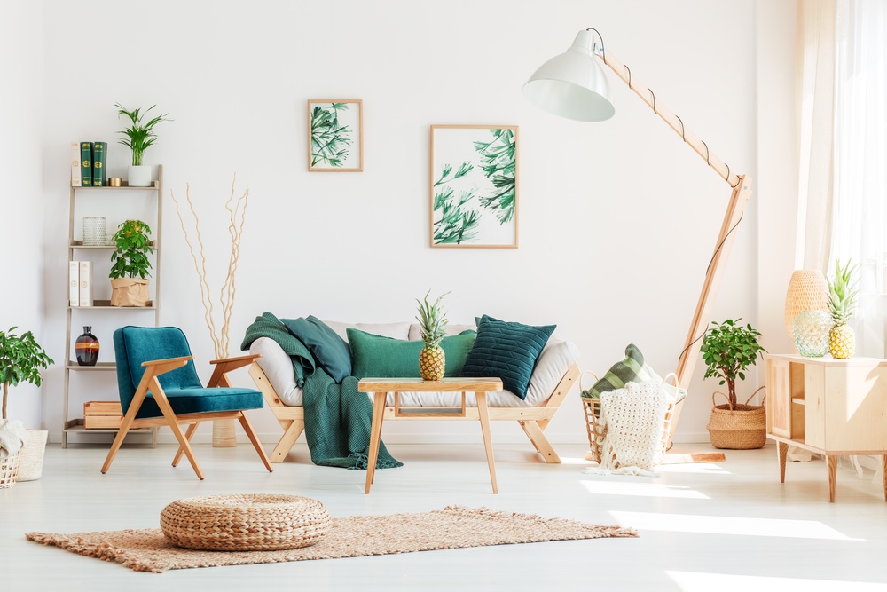 Salon z drewnianymi meblami Salon w stylu boho